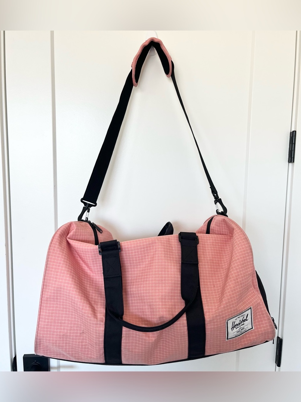 Herschel Supply Co Novel 43L Duffle Bag Pink Grid Pattern Weekend Gym Travel